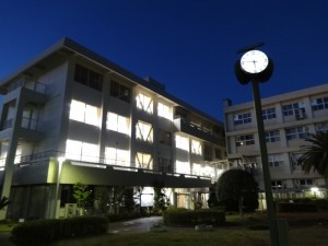 鳴滝高校校舎（夜）